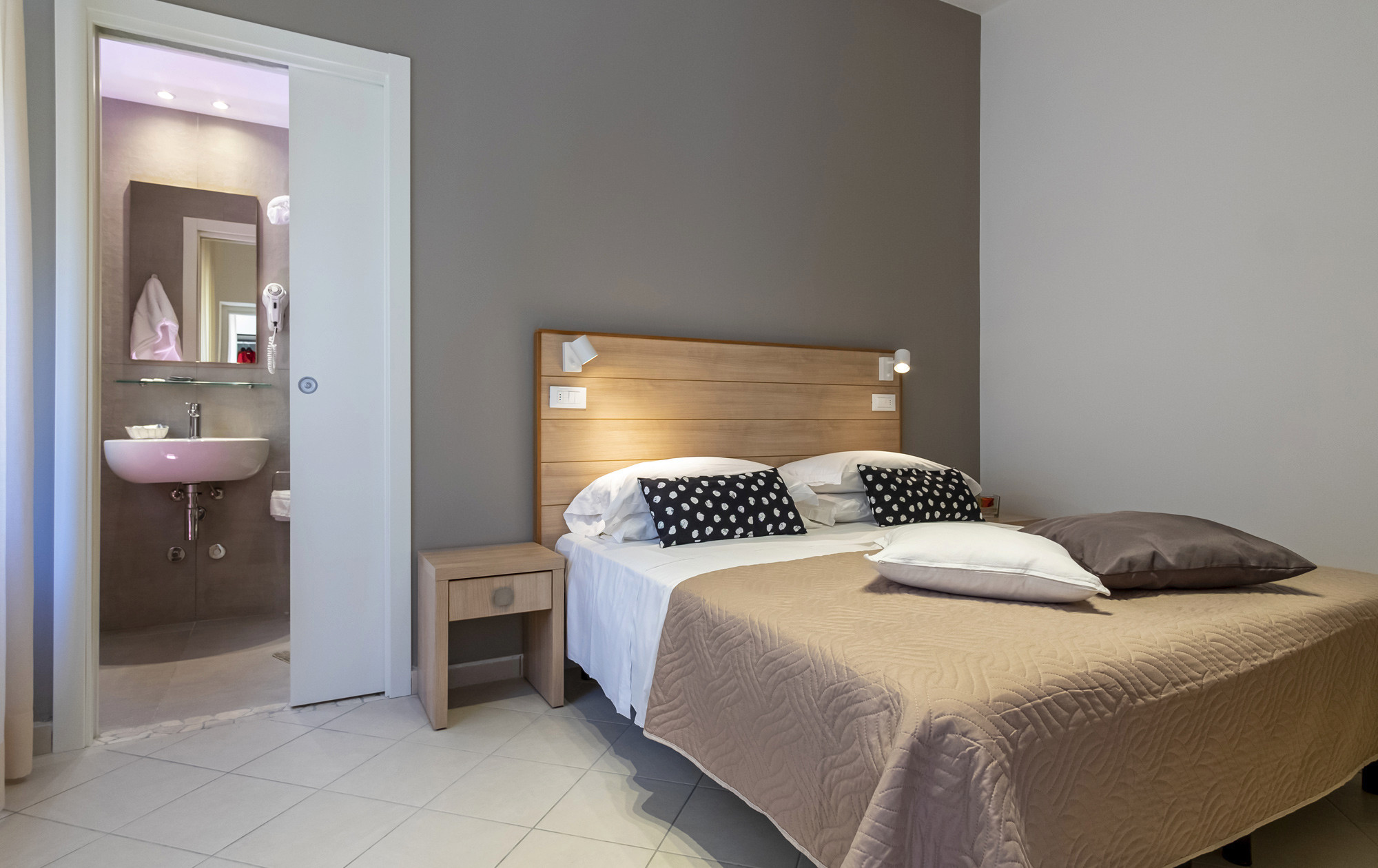 media.Slide-Camera-Comunicanti_4+Mocambo-Riccione